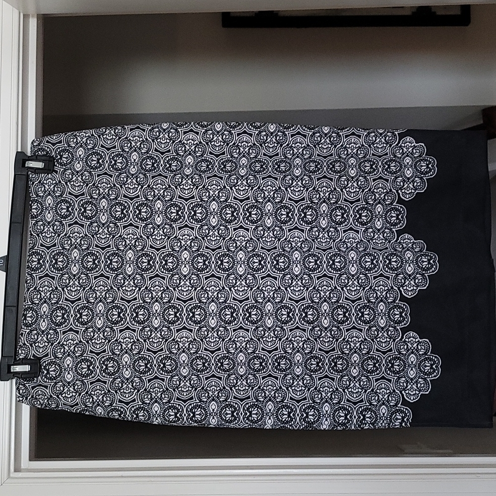 Like new black and white skirt